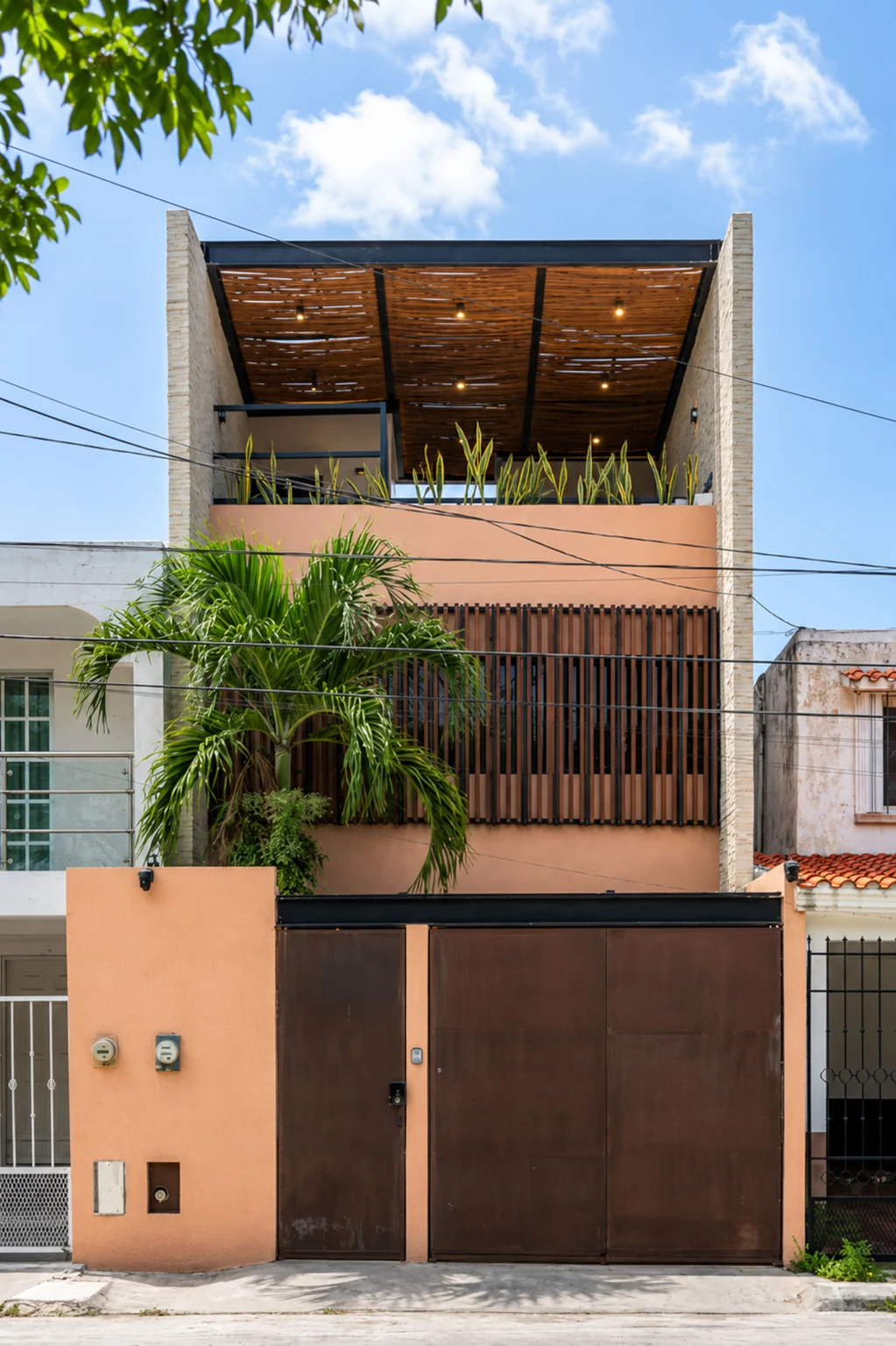 La misma fachada de Santuario a la luz del día