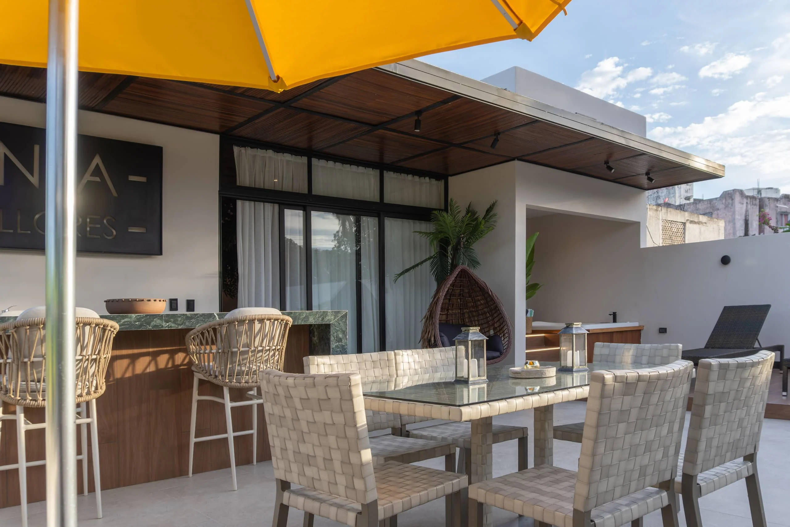 Terraza bajo pérgola, vista hacia la casa